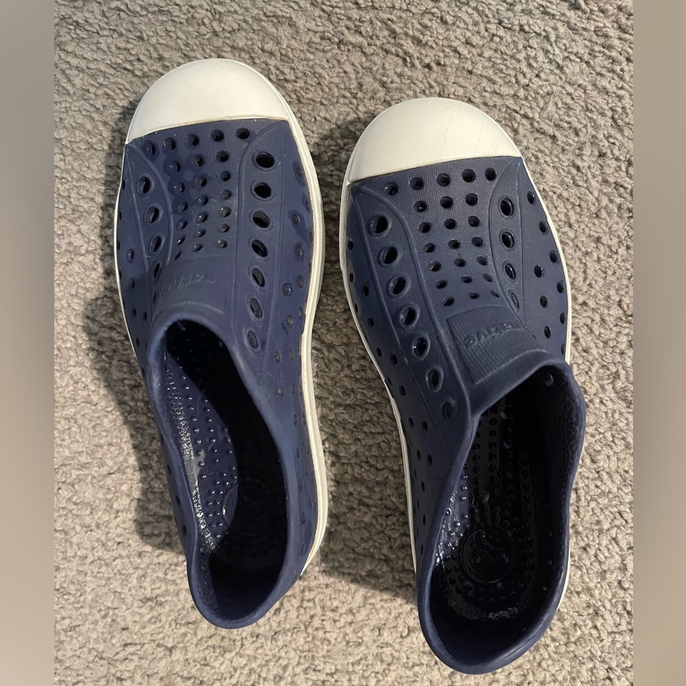 NATIVE KIDS SOFT RUBBER SNEAKERS. Measure 7.7” toe to heel (Toddler 12-13). Navy